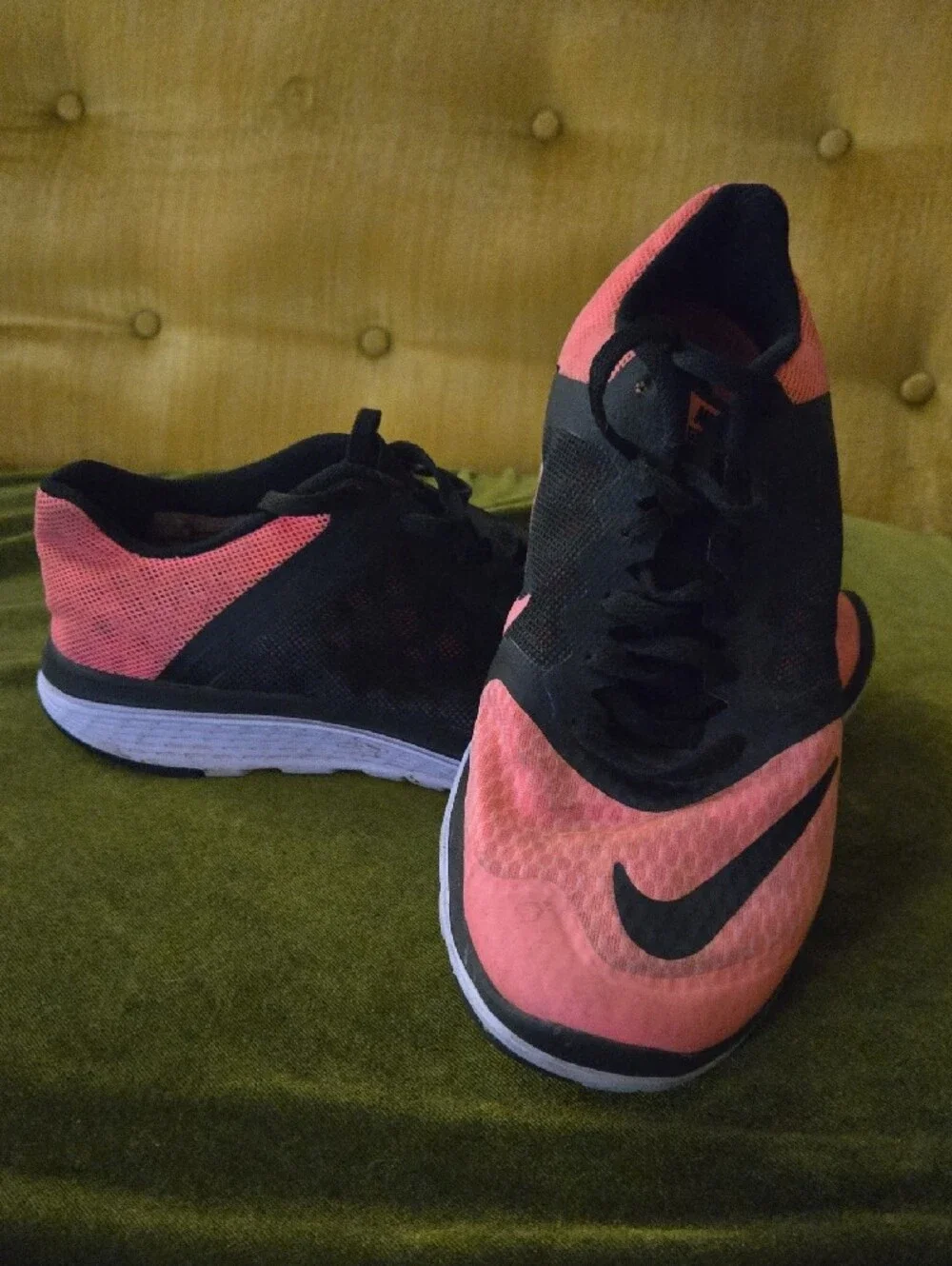 Nike Black and Coral Pink Trainer Womens 8 - Picture 3 of 5